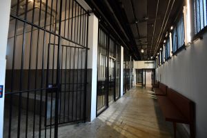 The magistracy originally had four detention cells. One has been preserved with its concrete benches, transom windows with metal grilles and wire mesh, and a metal gate, while the other three have been converted into multi-functional rooms to provide young people with more space for interaction and communication.