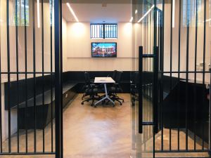 The magistracy originally had four detention cells. One has been preserved with its concrete benches, transom windows with metal grilles and wire mesh, and a metal gate, while the other three have been converted into multi-functional rooms to provide young people with more space for interaction and communication.