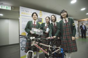 Students from the St. Teresa Secondary School, who were given a Gold Award in the junior secondary category, designed a mobile app named “Elderly Smart Health System”. Apart from carrying extensive information on how to use various fitness facilities at parks, it enables the elderly to check their physical condition immediately after exercise.