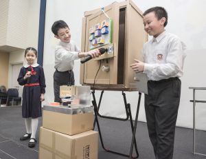 A device named “智精靈”, designed by the students from the Po Leung Kuk Castar Primary School, i.e., the Gold Award winner in the primary school category, not only checks if the cooking stoves have been turned off when the elderly leave home, but also reminds the elderly to bring with them all the necessary items like keys and wallets using radio-frequency identification technology.