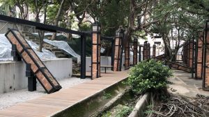 Pictured are the red-brick columns left in the Red Brick Column Zone at present. Some of them have tilted or fallen down due to their own structural problems. The construction and design team have used steel frames to stabilise the brick columns and built boardwalks to create the look of a relics park with distinguishing features.