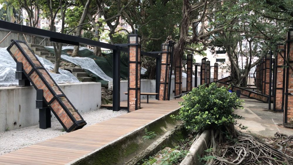 Pictured are the red-brick columns left in the Red Brick Column Zone at present. Some of them have tilted or fallen down due to their own structural problems. The construction and design team have used steel frames to stabilise the brick columns and built boardwalks to create the look of a relics park with distinguishing features.