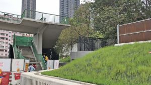 To enhance accessibility between the Cattle Depot and its neighbouring areas, ArchSD has also discussed with the Highways Department to provide another entrance/exit at the new barrier-free lift on the footbridge on San Shan Road to facilitate public access to the Cattle Depot.