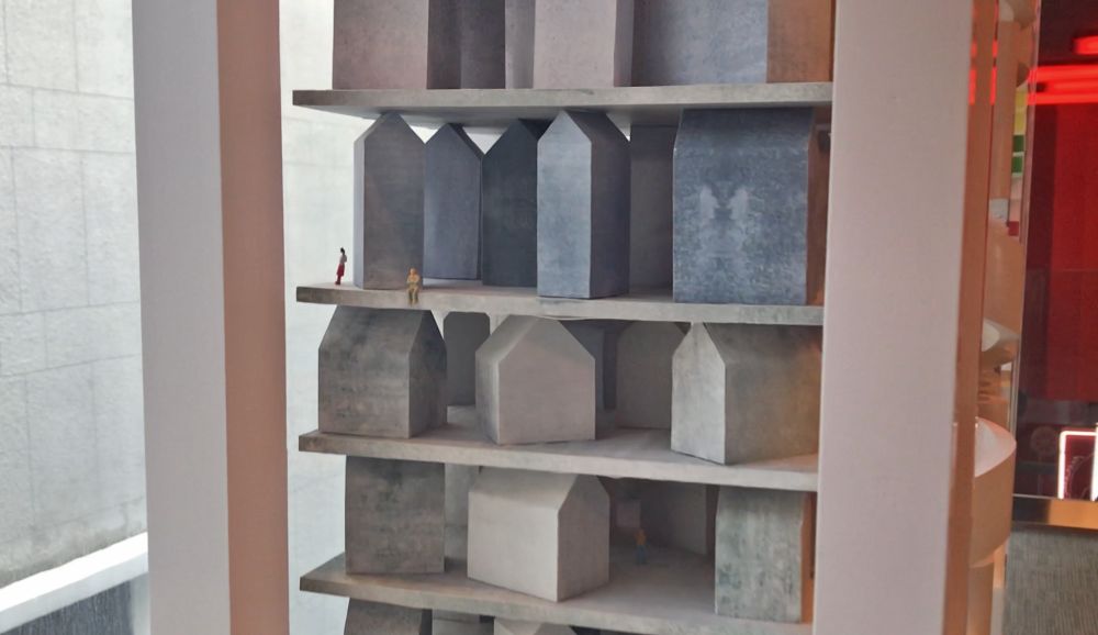 In this model, an architect converts the units on each floor into detached houses with a garden. 