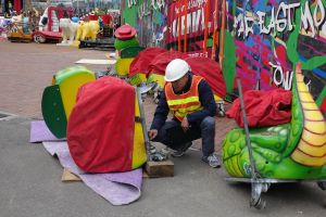 A colleague of the EMSD is overseeing the non-destructive test of the amusement ride by monitoring the surveyors on conducting the tests on critical welds in order to ensure that the rides can bear the sress and loading.