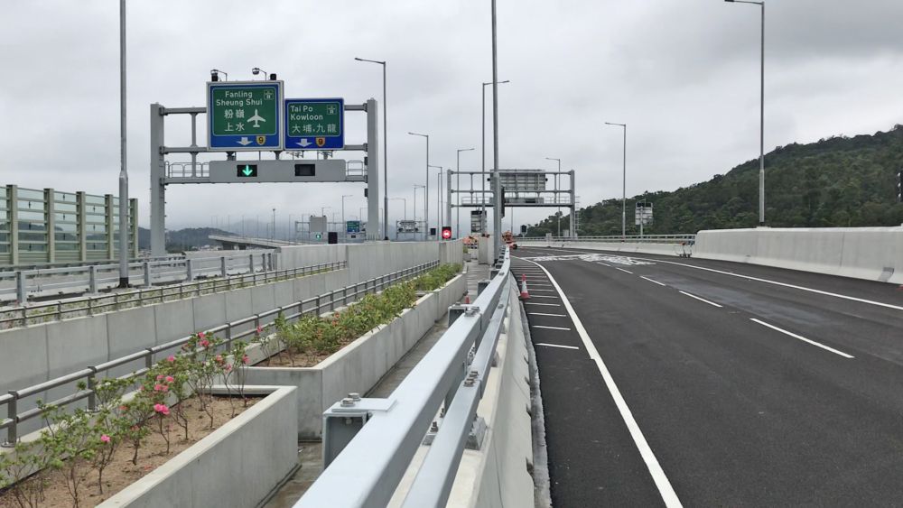 The Hueng Yuen Wai Highway will provide a convenient and direct access to the Fanling Highway for residents around Sha Tau Kok, Ta Kwu Ling and Ping Che to travel to and from Sheung Shui, Tai Po, Kowloon, etc.