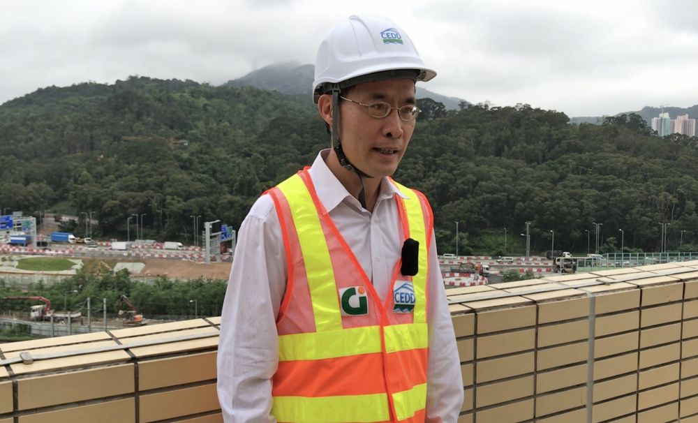 Senior Engineer Mr CHAN Tze-ming, Michael says that given that the Fanling Highway and the East Rail Line are two major traffic arteries for residents in the North District, the project team had to construct the Fanling Highway Interchange in phases, within a tight working window of about two hours every midnight, in order not to affect the travel routine of the North District residents.