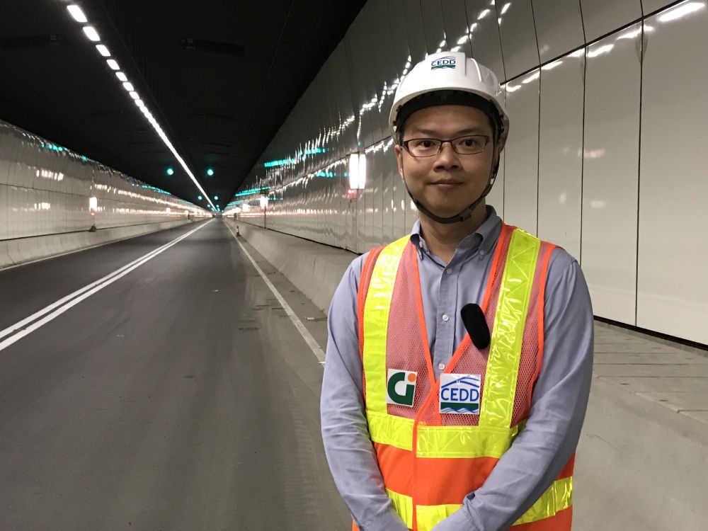 Senior Engineer Mr LEONG Yee-bong, Raymond says that the 4.8km Lung Shan Tunnel will be the longest land-based road tunnel in Hong Kong, longer than our currently longest 4km Tate’s Cairn Tunnel.