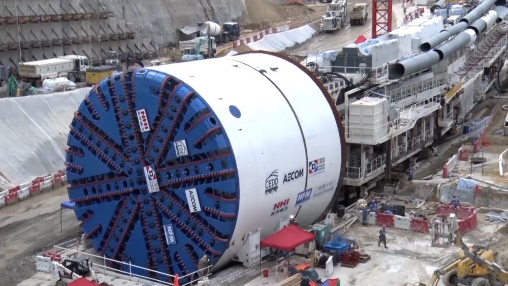 The project team uses a tunnel boring machine with a diameter of 14.1m, weighing 3 200 tonnes, which is the largest earth pressure balance tunnel boring machine ever used in Hong Kong.
