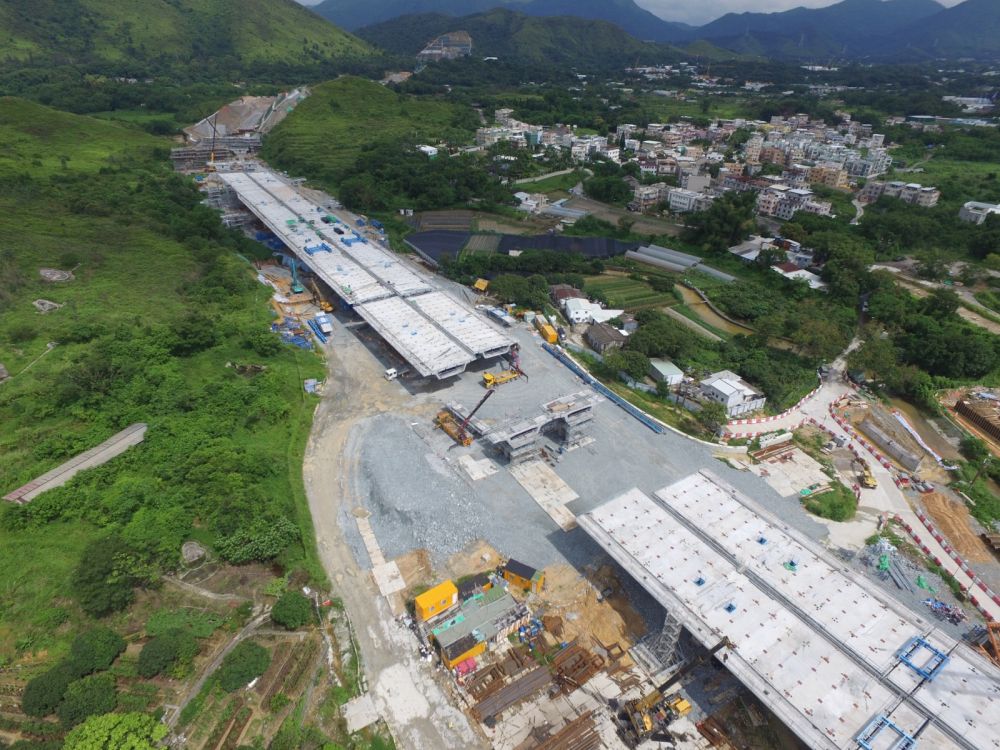 The northern section of the Sha Tau Kok Road includes a viaduct and the Cheung Shan Tunnel with respective lengths of 3.3km and 0.7km. The viaducts were assembled from over 2 800 precast segments that weighs about 50 tonnes each.