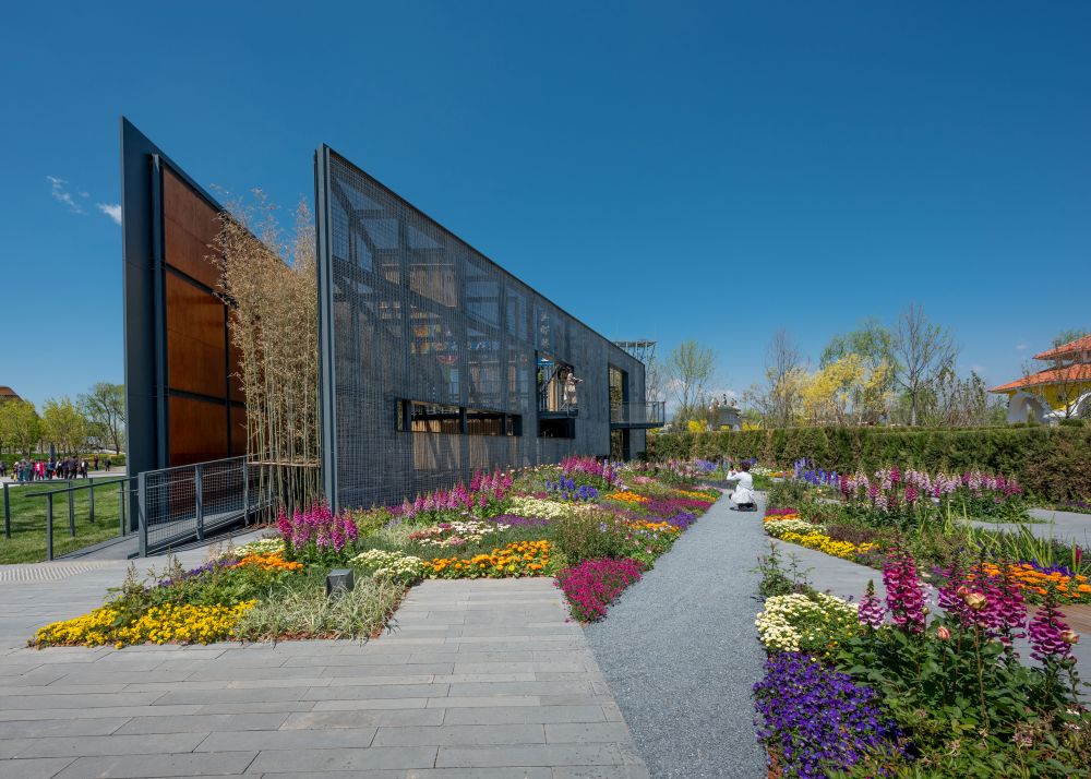 The team has come up with the design concept of “Hong Kong-The City of Contrast”, with two contrasting conditions: the representation of a legible urban fabric and hyper dense condition in Hong Kong and its serene agricultural rural environment.