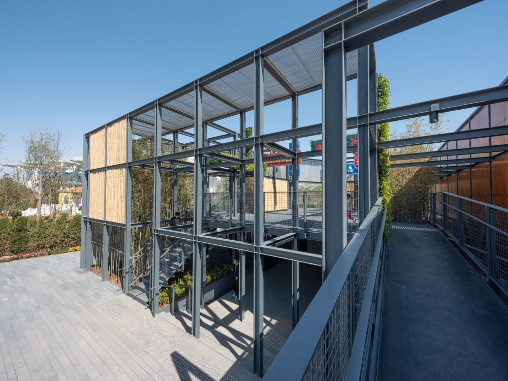 The Architectural Pavilion was made of materials commonly used at construction sites in Hong Kong such as the I-beam, bamboo scaffolding, steel mesh and wooden board.
