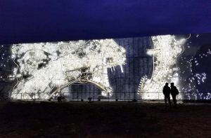 The Artistic Feature Wall features a vertical map revealing the unique urban fabric along the transect of the Victoria Harbour with iconic buildings highlighted. The lighting effect of the wall offers visitors an aerial view of Hong Kong’s dazzling night scene, as opposed to its equally unique day view.