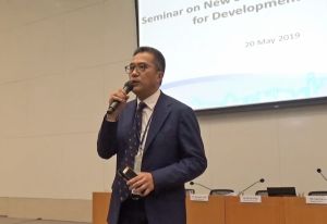 The Secretary for Development, Mr WONG Wai-lun, Michael, gives a speech to the industry at the “Seminar on New Streamlining Arrangements for Development Control”. He says that the Government will endeavor to continue streamlining the approval process for development projects without prejudicing the statutory procedures and technical requirements.