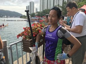 The Geotechnical Engineer of the Civil Engineering and Development Department (CEDD), Ms KONG Wai-wah, Vickie, is the “left-sided paddler” of the dragon boat team. She and her colleagues joined the Tsuen Wan Dragon Boat Race held earlier. 