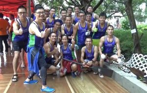 The dragon boat team of the CEDD is demonstrating team spirit by striving forward with the same goal.