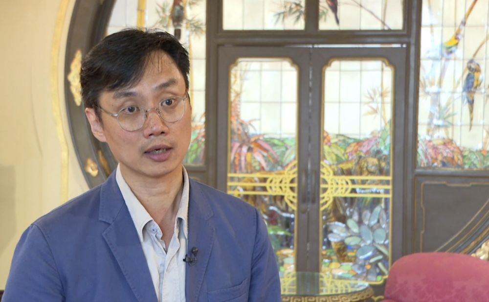 According to the Executive Director, Project Development of the Haw Par Music Farm, Mr Roger WU, the Haw Par Mansion is of Chinese Eclectic architectural style between 1920s and 1930s, adopting Western architectural design approach in its concept and layout, along with decorations of traditional Chinese architectural features, such as the moon gates behind him that are rich in traditional Chinese characteristics. 