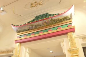 There are Chinese-style flying eaves as wall decorations above the staircase and the doorway at the sitting room.
