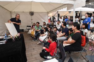The urban sketching workshop held on the day of the opening ceremony has attracted quite a number of parents to participate with their children.