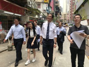 Mr Michael WONG, SDEV, (second right) and the students (first and second left) go to the area around Peel Street/Graham Street in Central to see the URA’s efforts of preserving local history and culture while implementing redevelopment projects.