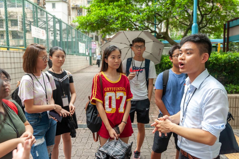 Students visiting one of URA’s urban renewal project site and a nearby preservation project near Queen’s Road West.