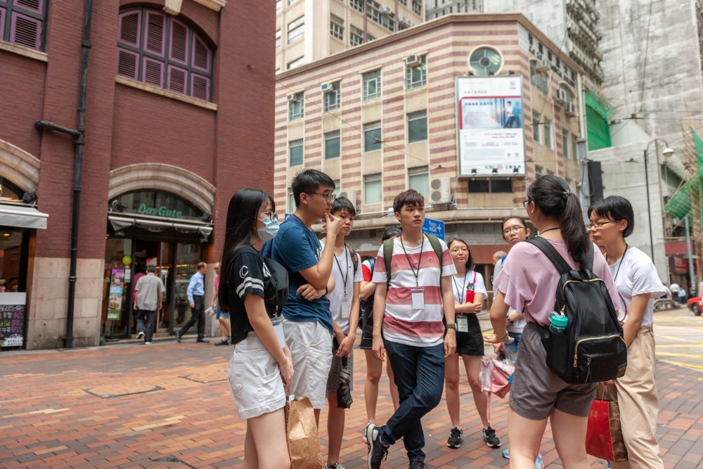 Students visiting one of URA’s urban renewal project site and a nearby preservation project near Queen’s Road West.