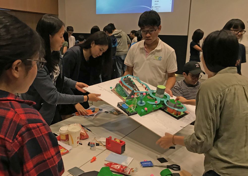 Putting their planning knowledge acquired at the summer course into good use, students make a 3D model to visualise their ideal new community.