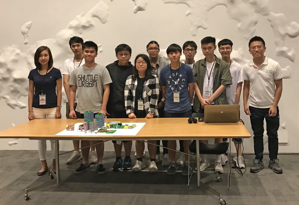 Putting their planning knowledge acquired at the summer course into good use, students make a 3D model to visualise their ideal new community.