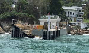 The rather primitive design of the Pak Kok Pier at the northern part of Lamma Island only allows boats to berth head-on for passengers to embark and disembark at the bow, leaving the boats susceptible to rough sea conditions. The berthing situation is unsatisfactory and reconstruction is called for an improvement.