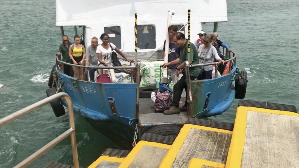 The rather primitive design of the Pak Kok Pier at the northern part of Lamma Island only allows boats to berth head-on for passengers to embark and disembark at the bow, leaving the boats susceptible to rough sea conditions. The berthing situation is unsatisfactory and reconstruction is called for an improvement.