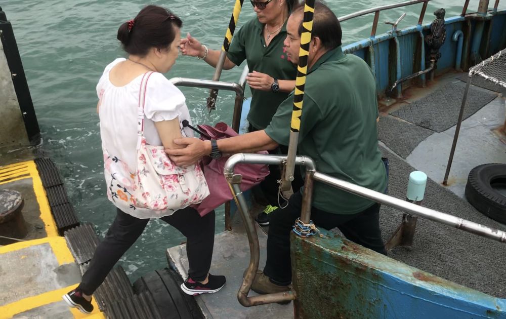 The rather primitive design of the Pak Kok Pier at the northern part of Lamma Island only allows boats to berth head-on for passengers to embark and disembark at the bow, leaving the boats susceptible to rough sea conditions. The berthing situation is unsatisfactory and reconstruction is called for an improvement.