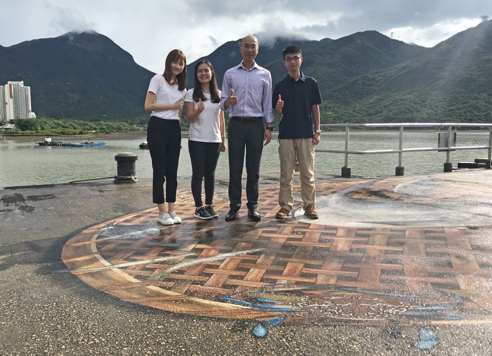 The Head of the Sustainable Lantau Office (SLO) of the Civil Engineering and Development Department (CEDD), Mr FONG Hok-shing, Michael (second right), has a chat with three interns attached to his office about their internship and experience.