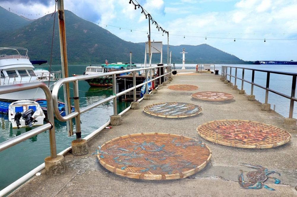 The SLO has implemented a minor improvement works project in Ma Wan Chung in conjunction with a non-governmental organisation and a local art group. The project comprises the making of a 3D ground painting at the Tung Chung Public Pier to promote the fishing village characteristics and local culture of Ma Wan Chung.