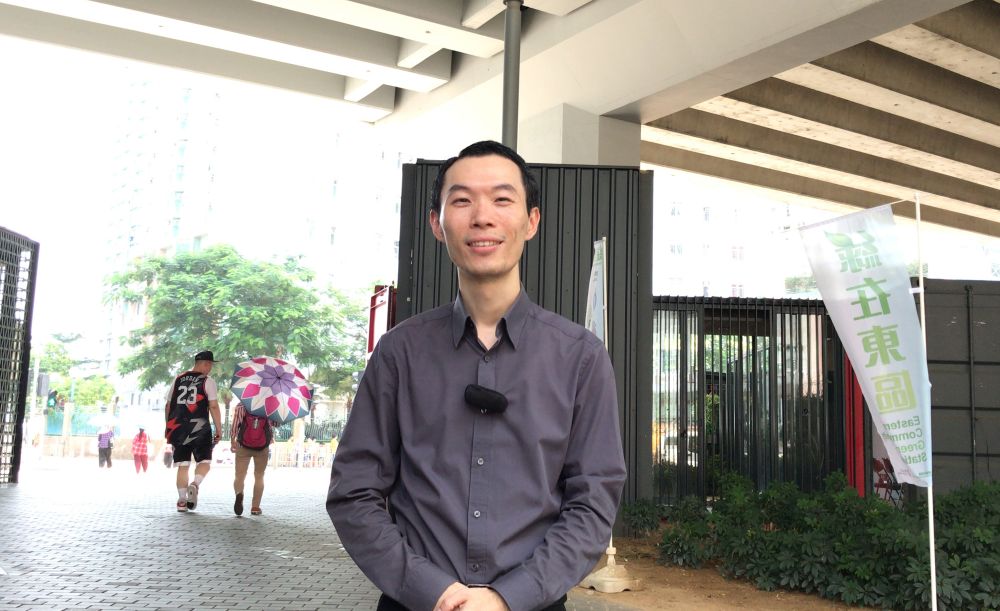 Architect of the ArchSD, Mr LEUNG Kin-hong, Donald, says the Eastern CGS has adopted a green construction design. For example, it makes use of a flyover, canopies and vertical greening to block direct sunlight to reduce heat gain in the interior spaces.