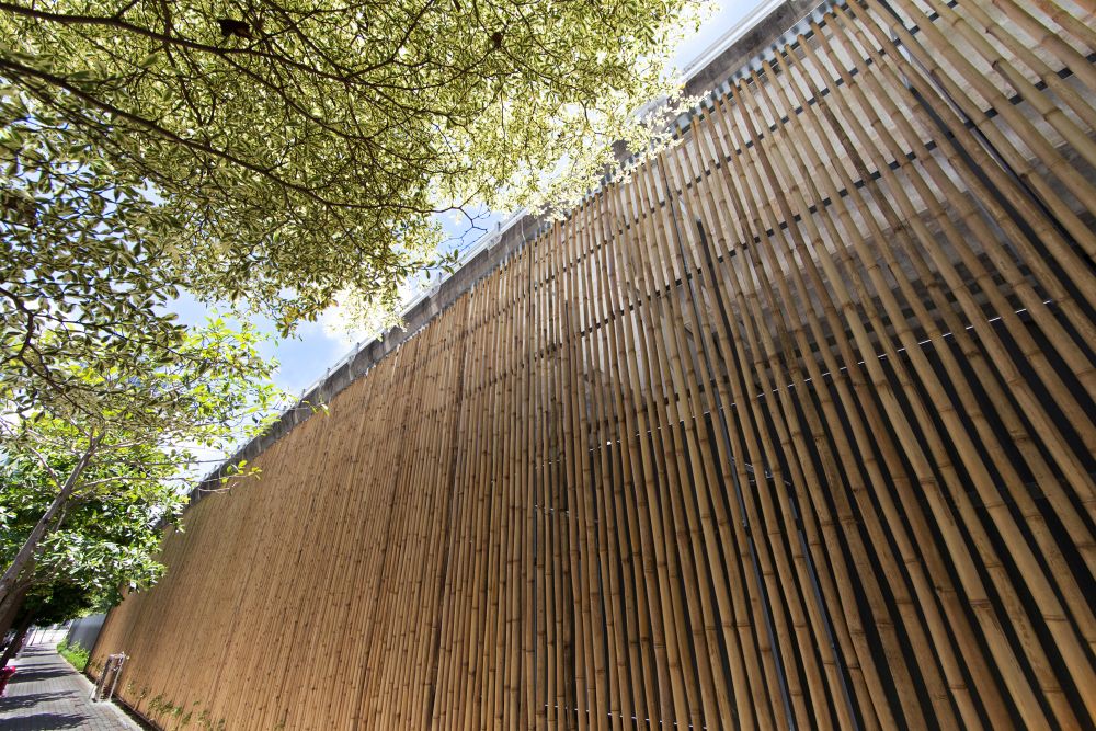 The Eastern CGS has used rows of re-used bamboos as screens and frames, with a number of courtyards and gardens around the site.