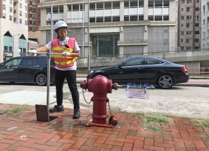 The work of artisans is physically demanding. Koey sometimes needs to pick up a large pipe wrench weighing two to three pounds to install and remove meters, which is indeed not an easy task.