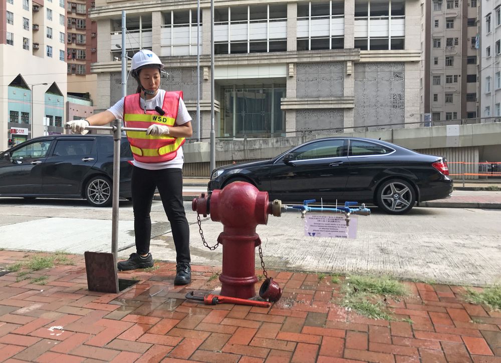 The work of artisans is physically demanding. Koey sometimes needs to pick up a large pipe wrench weighing two to three pounds to install and remove meters, which is indeed not an easy task.