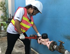 The work of artisans is physically demanding. Koey sometimes needs to pick up a large pipe wrench weighing two to three pounds to install and remove meters, which is indeed not an easy task.