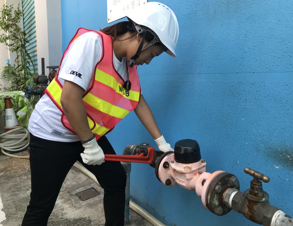The work of artisans is physically demanding. Koey sometimes needs to pick up a large pipe wrench weighing two to three pounds to install and remove meters, which is indeed not an easy task.
