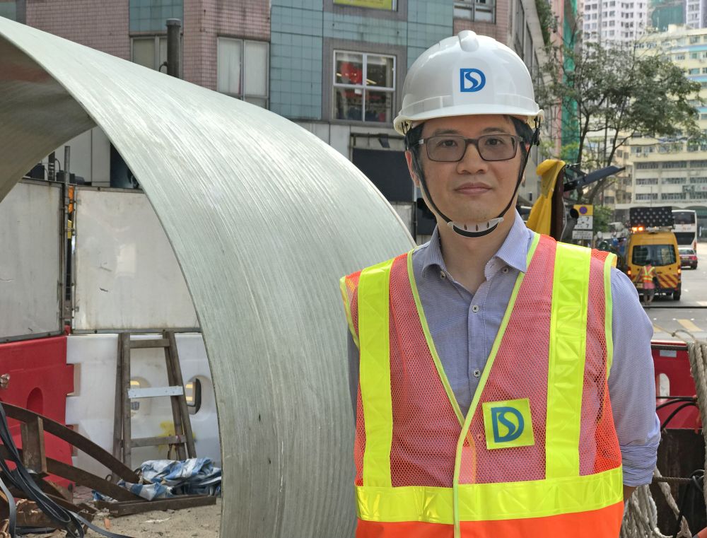 Engineer of the Project Management Division of the Drainage Services Department (DSD), Mr CHEN Ka-yin, says that instead of open up an entire road section, the trenchless pipe rehabilitation works only needs to excavate a temporary shaft for replacing and rehabilitating pipes.
