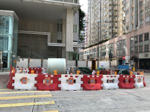 In recent years, the DSD has employed trenchless technologies under which the excavation requires less open space and a shorter duration of works, allowing traffic to resume quickly after the completion of works to minimise impacts to the public. Pictured is the construction site at Bailey Street in To Kwa Wan, where the slip-lining method is being used to rehabilitate the pipes.