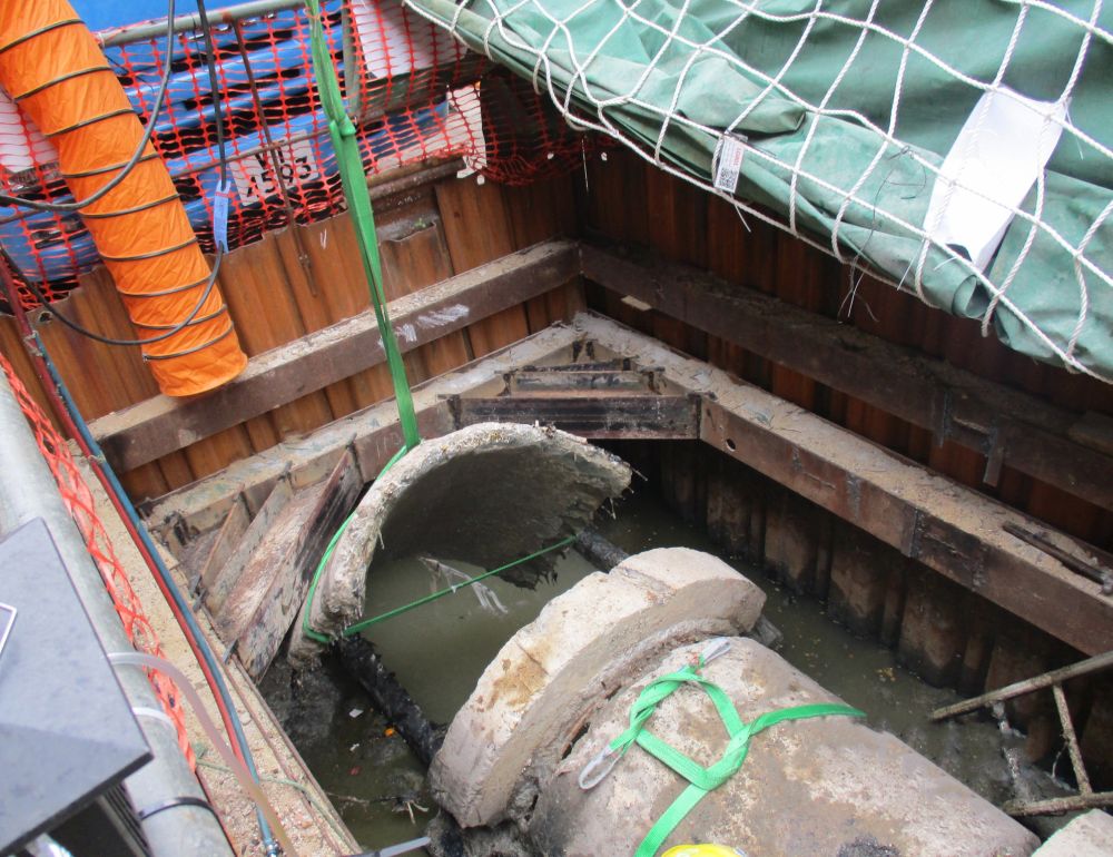Slip-lining method: (from top to bottom) 1. Setting up a temporary shaft; 2. cutting part of the old pipeline for cleaning and inspection; 3. pushing a fibreglass plastic liner into the original pipe section by section; 4. filling the gap between the new and the old pipelines with cement slurry to form a new pipe.