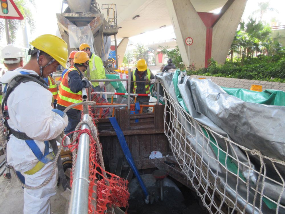 Slip-lining method: (from top to bottom) 1. Setting up a temporary shaft; 2. cutting part of the old pipeline for cleaning and inspection; 3. pushing a fibreglass plastic liner into the original pipe section by section; 4. filling the gap between the new and the old pipelines with cement slurry to form a new pipe.