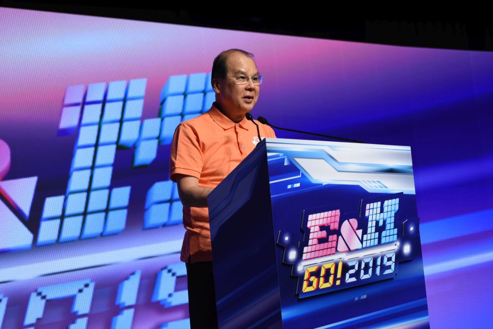 The Chief Secretary for Administration (CS), Mr CHEUNG Kin-chung, Matthew, officiates at the “E&M Go!” Orientation Ceremony. In his speech, Mr CHEUNG says that the E&M industry is an industry with enormous potential for development and a great sense of mission. He welcomes our young people to the big family.