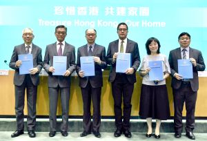 The Secretary for Development (SDEV), Mr Michael Wong (third right), and the Secretary for Transport and Housing, Mr Frank Chan (third left), held a press conference earlier to elaborate on their respective policy initiatives under the 