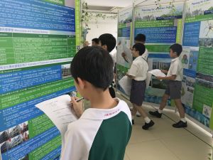 Students getting to know about the town planning process with the aid of exhibition panels and a computer simulation software.