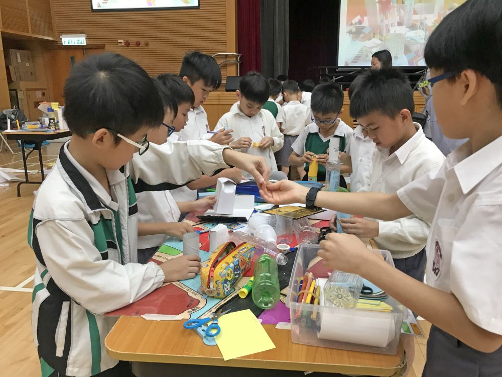 Students applying the planning knowledge they have acquired to design their own version of an ideal community and DIY a model of an all-new environment near their school with environmentally-friendly materials.
