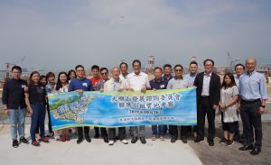 The SDEV, Mr Michael WONG and the joint subcommittees of the Lantau Development Advisory Committee visit the site of near-shore reclamation of the TCNTE and exchange views on future planning and development.