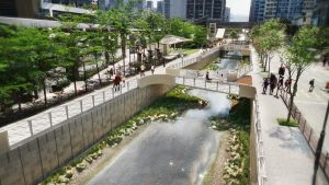 The King Yip Street Nullah will be revitalised into Tsui Ping River to enhance its drainage capacity while environmental, ecological and landscaping improvement works will be carried out at the same time. As shown in the artist’s impression, riverside pedestrian walkways, as well as walkways and landscaped decks spanning across the river will be constructed to enhance connectivity along the river and with the surrounding areas.