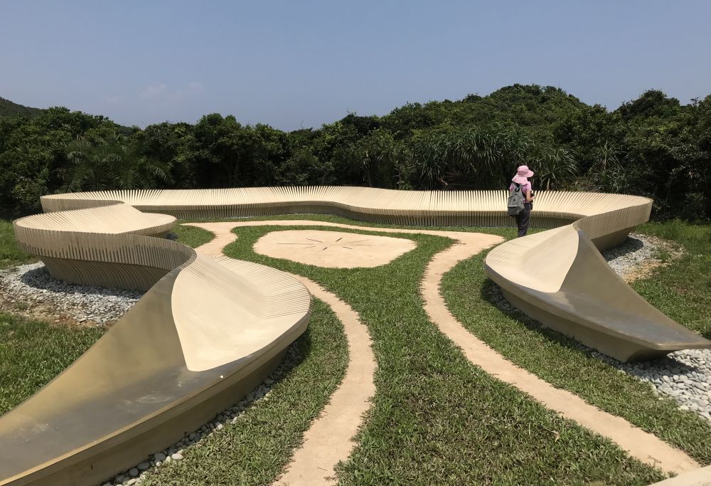 The bench, which is built with great respect for the surrounding tree line, beautifully blends the streamlined design into nature.